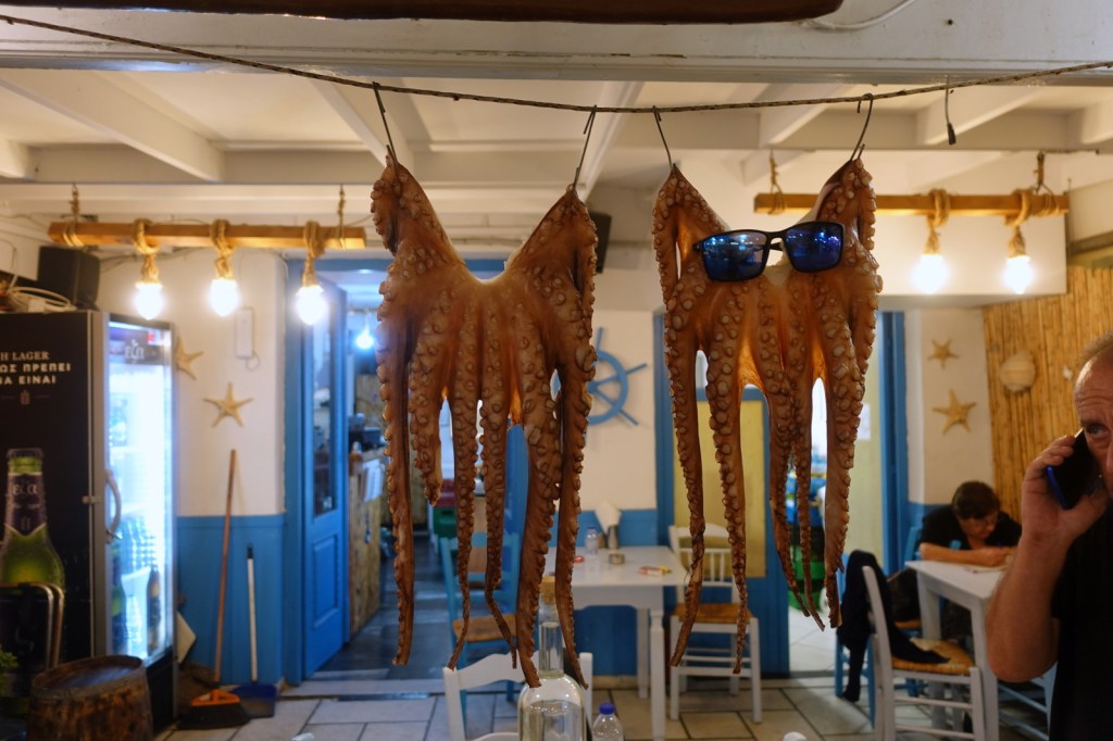 À l'entrée d'un restaurant à Chora (ville principale ou nous restons).