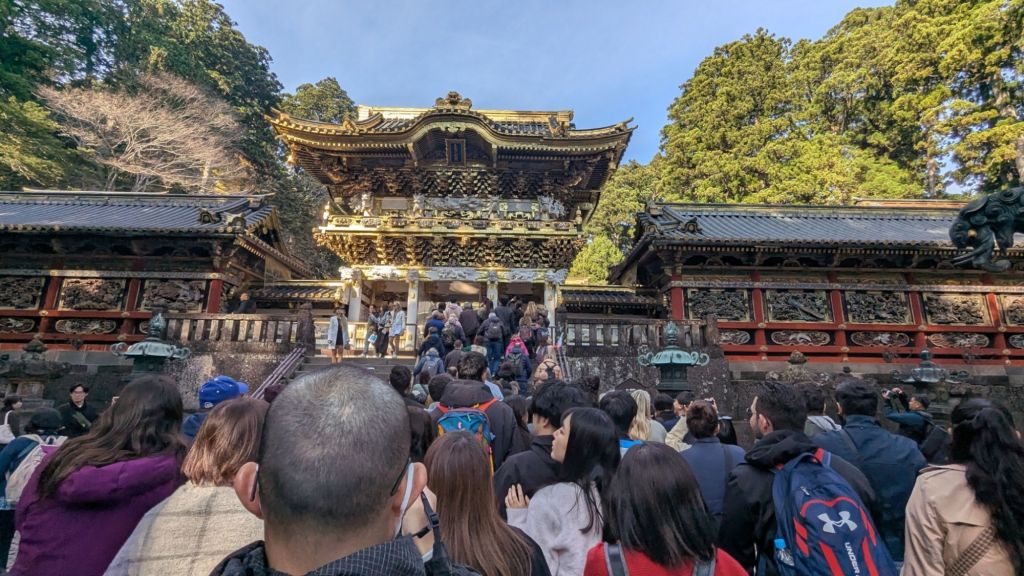 Nous ne sommes pas suls pour entrer au temple.