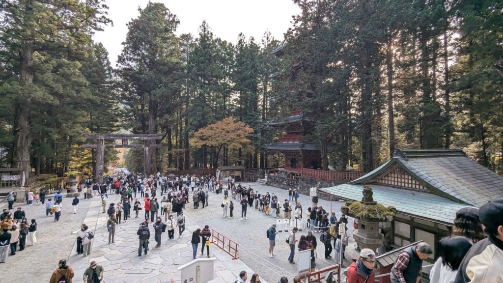 On voit la pagoge (Bouddhiste) et le Torii (Shinto), ce qui est rare au Japon.