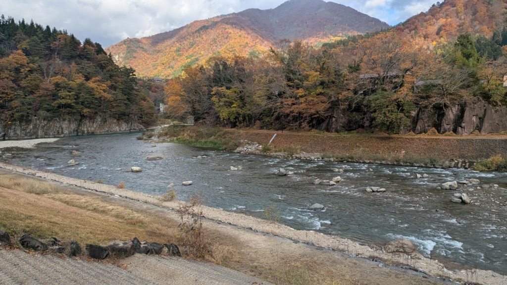 La rivière près des maisons de Shirakawa-go